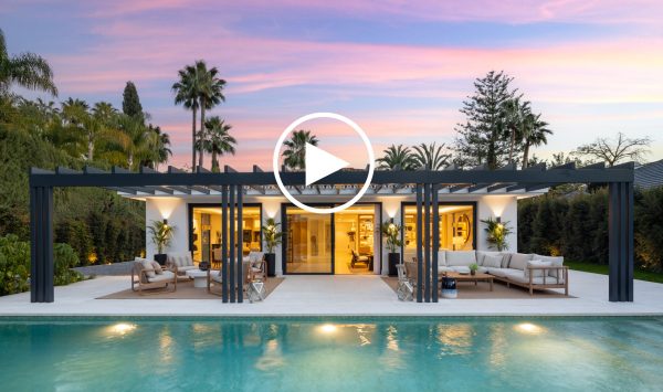 Neue Video - Luxuriöse moderne 4 Schlafzimmer Villa am Golfplatz Las Brisas in Nueva Andalucia