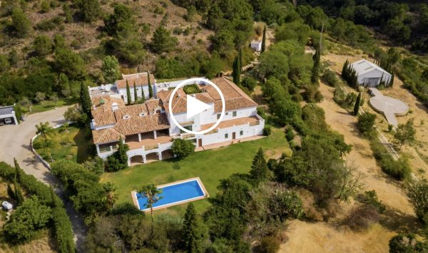 Neue Video - Luxuriöses spanisches Landgut mit modernem 10 Schlafzimmer Cortijo in Estepona