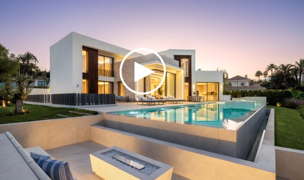 Neue Video - Elegante 5-Zimmer-Villa in erster Reihe am Golfplatz in Nueva Andalucía: Wo modernes Design auf natürliche Schönheit trifft