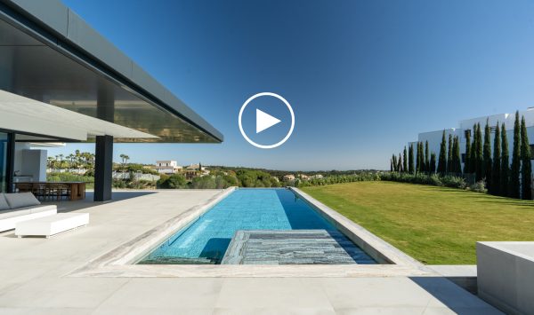 Nuevo Video - Villa en Sotogrande Alto: Hogar de lujo con 6 dormitorios, vistas panorámicas al mar Mediterráneo y proximidad al campo de golf