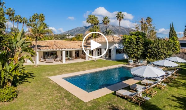 Neue Video - Einzigartiger Bungalow mit 5 Schlafzimmern, umgeben von prächtigen Gärten und Golfblick in La Cerquilla - Nueva Andalucía